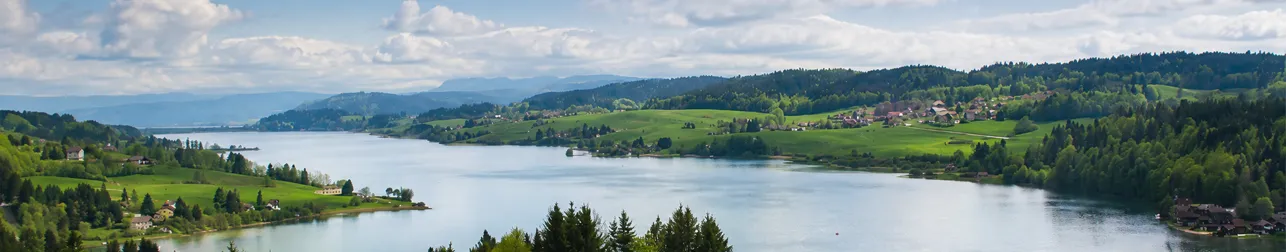 Paysage du Haut-Doubs avec le lac Saint-Point près de Pontarlier